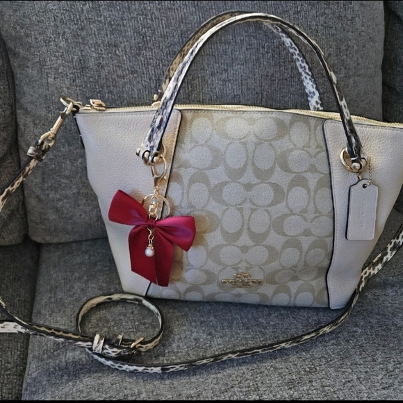 Elegant Cream Coach Women's Bag - Picture 1 of 5